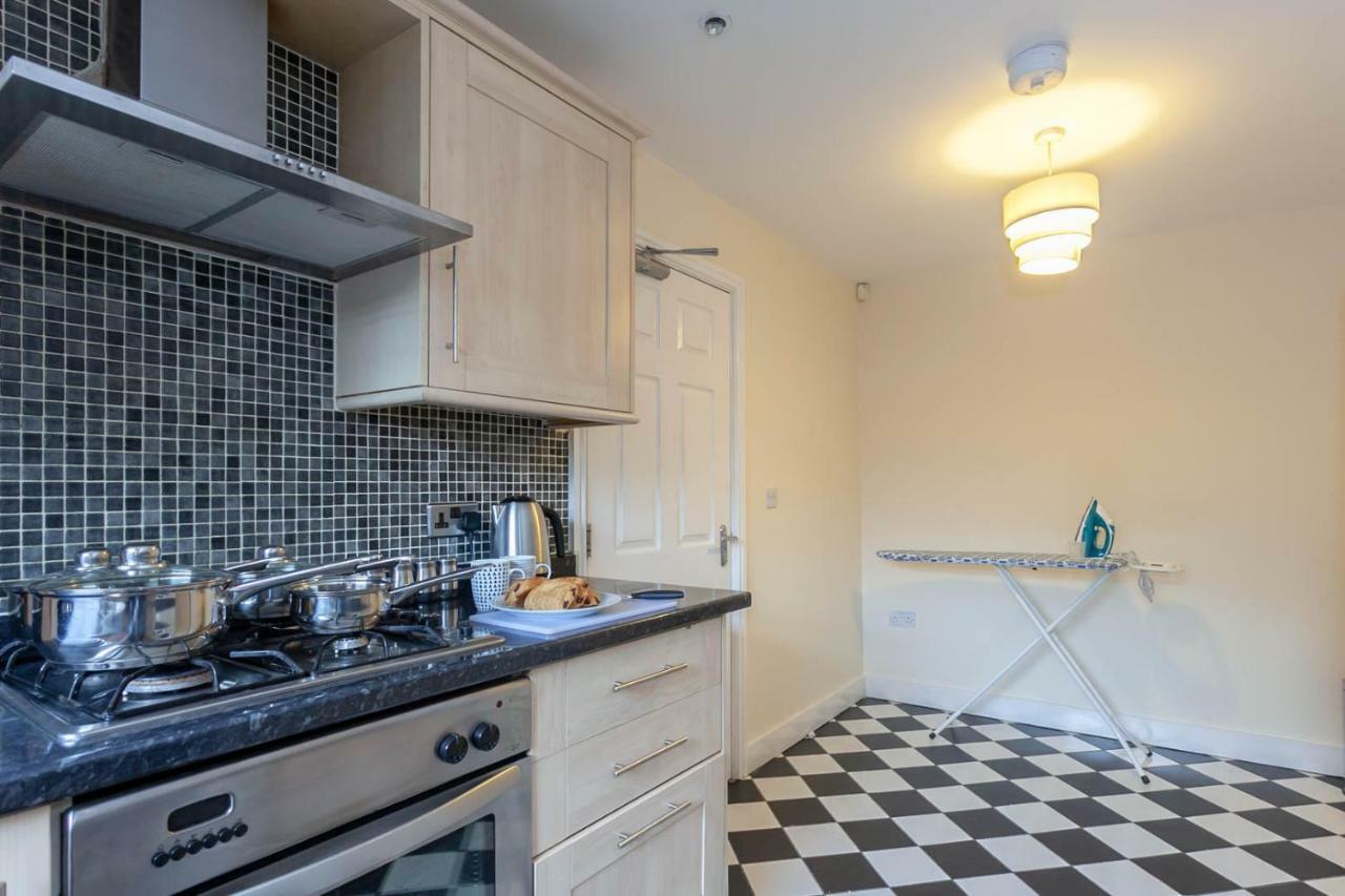4 Bed Home, Driveway Parking Ideally Located In Latchford, Warrington - Executive St Marys House エクステリア 写真
